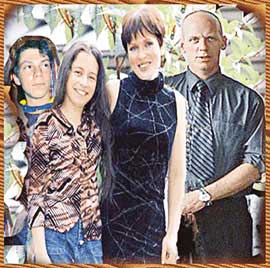 Это тот самый коллаж: по краям стоят Инвэ (справа) и его сын, в центре - Нина (справа) и ее дочь Варвара.
