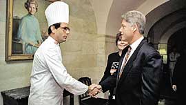 Хорошее настроение президента Клинтона зависело от Уолтера Шейба (слева).